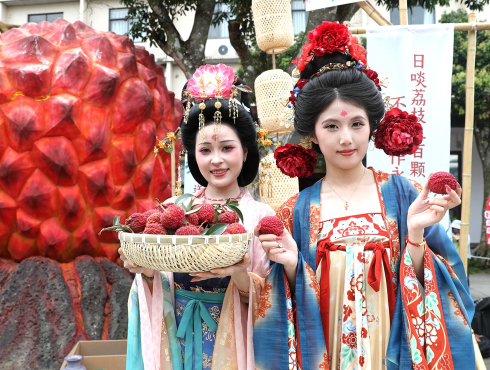 游客身着古装扮演“妃子”